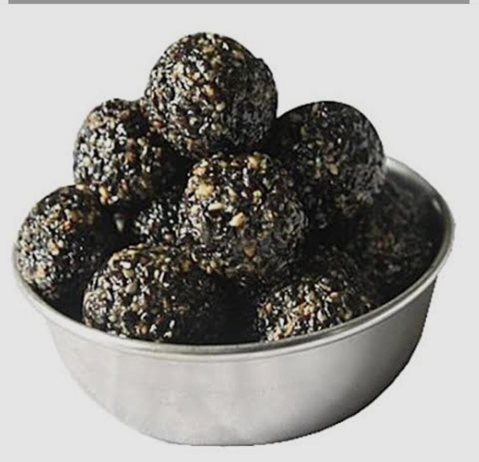 Till Laddu (Black and white)